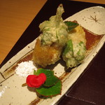 神保町 傳 - おくらの花の揚げもの、芝海老のたたきを包んで