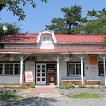 赤い屋根の喫茶店 駅舎 - かわいらしい駅舎