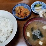 くし松ホルモン - 貝の出汁かな？味噌汁も旨い。キムチは辛さは控えめ食べやすいけど、ニンニクはガツンときます。