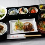 羅豚（らぶ）御膳ひと口蕎麦付き　（メインのおかず＋小鉢3品）