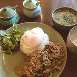 プーケット - 鶏肉とバジル炒め　\650-