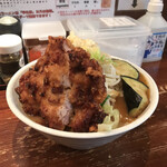 旨辛ラーメン 表裏 - から揚げの存在感が際立ちます。