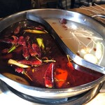 鄭記老成都串串香 - 2種類のスープ