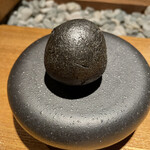 隼 - イカ墨を練り込んだもち米生地の中に北海道産馬糞ウニ、海老、鶏もも肉、いぶりがっこを閉じ込めたひと品