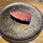 隼 - 紹興酒漬けた氷見の寒鰤～皮目は備長炭で炙り 徳島産柚子の香りを移したひと品