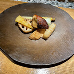 隼 - 強火の野菜炒め〜ちんげん菜、まこもだけ、蓮根、椎茸、アスパラガス他調味料は塩だけ野菜本来の甘味と瑞々しさが前面に強調されたひと品