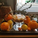 ラトリエ ア マ ファソン - 旬の三種類の異なる和柑橘がメインの揺蕩うグラスデザート レアチーズムースとヴェルジョワーズのクランブルと金柑のソルベ入り