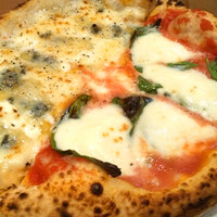 Italiana Tavola D’oro 銀座三越店 - マルゲリータとチーズのハーフ