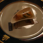 アミューズ　ほろ苦い春菊の一口パイ