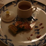 横濱元町 霧笛楼 - 小さな壷に入ったコンソメスープと薩摩若軍鶏の一口コンフィ