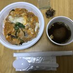 まごころ　手と手 - モツ入り親子丼（テイクアウト）