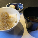 祇園うえもり - ご飯とちりめんじゃこ　赤だし　rice with dry sardines, red miso soup