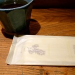 Tamaki - お茶とお手拭き(紙ですが立派なもの)