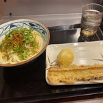 Marugame Seimen - 釜玉うどん(ネギ、七味のせ)、ちくわ天と半熟たまご天