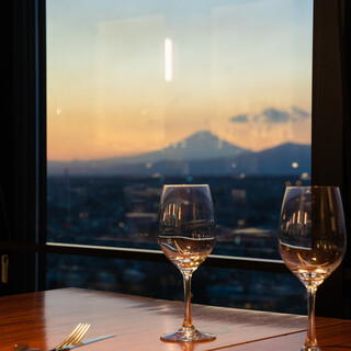 You can enjoy the night view of Yokohama from the 46th floor.