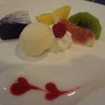 カジュアルフレンチ アミューズ - デザート盛り合わせ　　　フォンダンショコラ、バニラアイス、各種フルーツ　