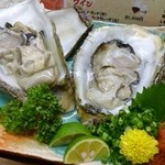 寿司酒房 洛彩 - 2012.08　岩牡蠣、、「切って」ってお願いしたら、ちょっと嫌な顔された。。