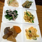焼鳥・元気 - 本日の突き出しです。
      毎回違った物が出てくるのが楽しみです。
      そして、全ての種類が違っているんですよ。
      どの突き出しも美味しいんですよね。
      ここから大満足です。