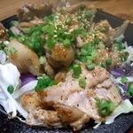 焼鳥・元気 - とりハラミ黒コショウ焼５８０円です。
      写真の後ろの方が若干白く見えているのは湯気なんですよ。
      熱々の鉄板の上に乗っての登場です。
      じゅ～って音と、ふぁ～っと上がる湯気でテンションが上がります。