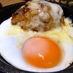 焼鳥・元気 - そして、今回は、つくねチーズ（こだわり玉子付き）３８０円も頼んじゃいました。
      これって、食べるの初めてかも。
      つくねチーズってあったんですね。
      食べてみると、バッチリですよ。