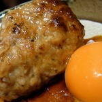 焼鳥・元気 - また、また、頼んじゃいました。
      元気特製つくね（こだわり玉子付き）３００円です。
      こだわり玉子の色艶がいい感じですよね。
      見ているだけで美味しいのが分かっちゃいます。
      元気のつくねは軟骨コリコリ
      