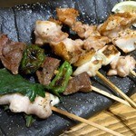 焼鳥・元気 - そして、元気コースの焼き鳥５串です。
      １品１品焼きたてで出してくれます。
      この日は、話に夢中になっちゃって５本揃っちゃいました。
      
      造りも焼き鳥も楽しみたいなら元気コースで決まりですね。
      
       