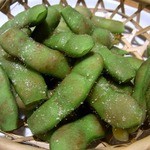 焼鳥・元気 - 山形のダダ茶豆５５０円です。
      だだちゃ豆といえば山形県庄内地方の特産品ですよね。
      「だだちゃ」って庄内地方の方言で「おやじ」とか「お父さん」っていう意味だそうですよ。
