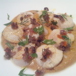 タケル クインディチ - ホタテの軽いグリルガスパッチョソース