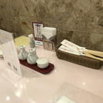 中国料理 大成閣 - 清潔なテーブル上には調味料も一通りセット。ラー油、生姜は必要であれば持ってきてくれます。