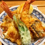 天ぷら 丸豊 - 天丼　ボリュームたっぷりの具材