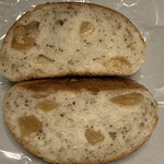 アールベーカー インスパイヤー ド バイ コートロザリアン - 紅茶とりんごのロールパンの断面