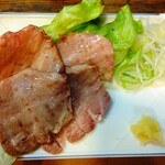 もつ焼 まるい - 黒タン刺し