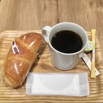 ルパ - じゅわっと塩パン136円、ブレンドコーヒー255円