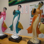 (食)越南 - ３つの人形が出迎えてくれます。