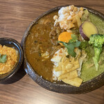 LAMP - 全景。オサレな皿はライスのサイズによって変わります。