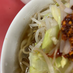 ラーメン二郎 - 表層の液体油(もやしにピントが合う(´ｰ｀)