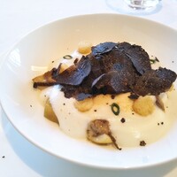 フィリップ・ミル 東京 - 前菜　セップ茸の香りを纏った半熟卵　アーティチョークとシャンピニヨン　石川県産　あんがとう農園のトピナンブール