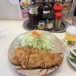 とん駒 - ロースカツ120g単品770円、ビール大瓶650円