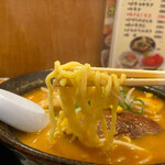 Ramenkokoichi - 麺は縮れ太麺