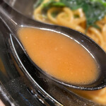 横浜家系ラーメン 麺屋いぶすけ - ド豚骨醤油スープ