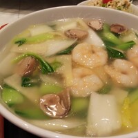 中国料理 廣豊楼 - ハーフサイズでも結構デカイ海老そば
