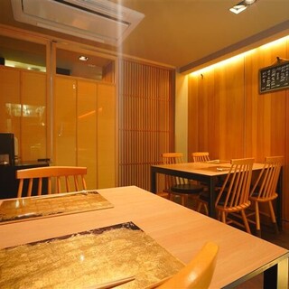 Relax and enjoy Japanese sake and Japanese Japanese-style meal in a Japanese space illuminated by gentle lights, away from the hustle and bustle.