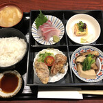 Sankairi Seibou - 日替り定食（寒ブリと黒鯛の刺身、いわい鶏の竜田揚げ、赤魚煮付、岩のりと紅しょうが玉子焼）