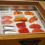 三谷 - 特注桐箱に綺麗に並べられた今日の鮨種