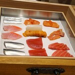 Mitani - 特注桐箱に綺麗に並べられた今日の鮨種