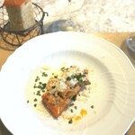 La Brianza - 近江牛モツのパレルモ風煮込みに愛農ナチュラルポーク100％のラードと吉田牧場のカチョカバロたっぷりかけ☆ 国産小麦と全粒粉のパン、合わさってまろやかすっきりさのある濃厚な旨み美味～(*´∀｀)ﾉ