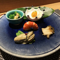 鮨 双海 - 前菜盛り合わせ（アサリと菜の花の辛子和え・チーズ豆腐雲丹のせ・海老の旨煮・牡蠣のコンフィ・鮑のスパイシー煮）
