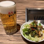 焼肉 ジャンボ はなれ - 生ビール（中ジョッキ）･サラダ