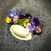 La Brianza - 生チョコレートエディブルフラワーアイスクリーム。濃厚生チョコレートに美しくエディブルフラワー、アイスクリーム間違いなく幸せ♡美しいドルチェ 生チョコレート口どけまったりとろけるわぁ～