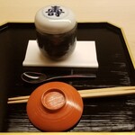 Doujin - 縁起良い器に最初のお料理が盛られ、盃と共に配膳されます。
                京都らしさを感じますね。